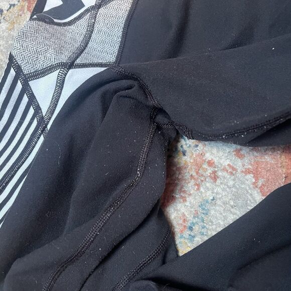 Lululemon Flare Size 6 Black Leggings With Black And White Waist Reversible - Picture 10 of 11